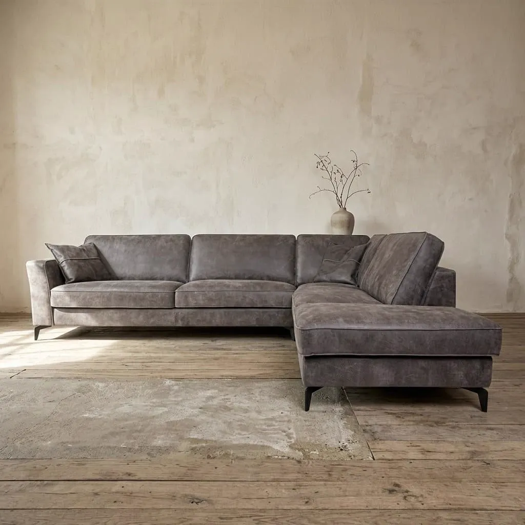 Ecksofa Dresten in einem stimmungsvollen Studio mit Holzboden und einer Vase mit Zweigen