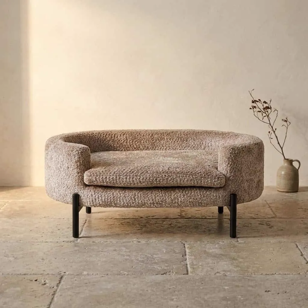 Hundebett Dolly Sheep Natur in einem Studio mit heller Wand und Steinboden, von vorne fotografiert - Richmond Interiors