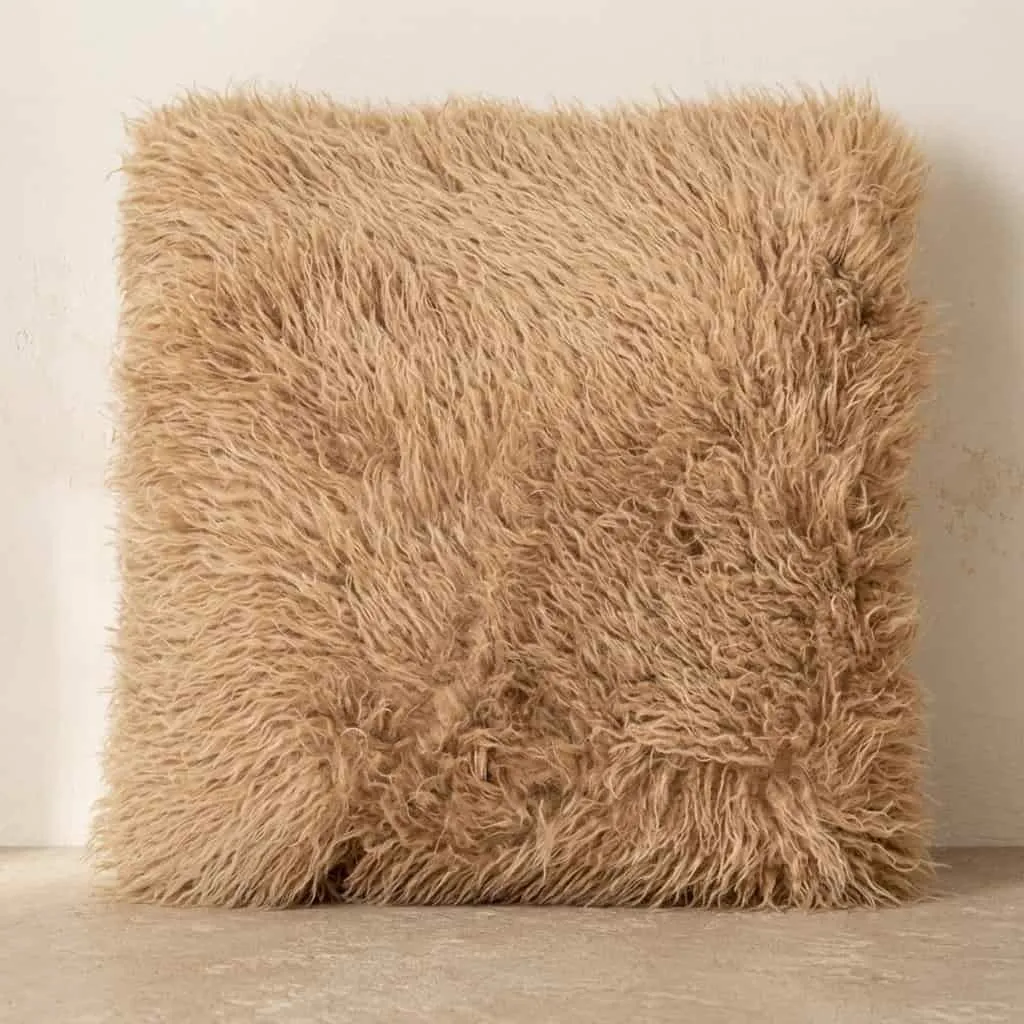 Kissen Doodly 50x50 cm - Taupe mit langen, weichen Haaren, stehend auf hellem Untergrund - By-Boo