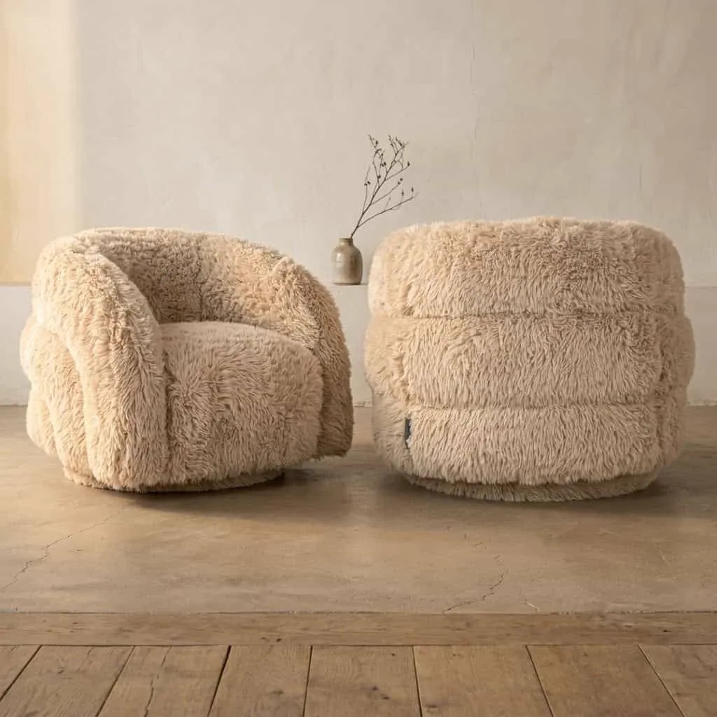Zwei Loungesessel Lenny Yakety Sand Swivel Kids in einer Studio-Umgebung mit einer Vase im Hintergrund - Richmond Interiors