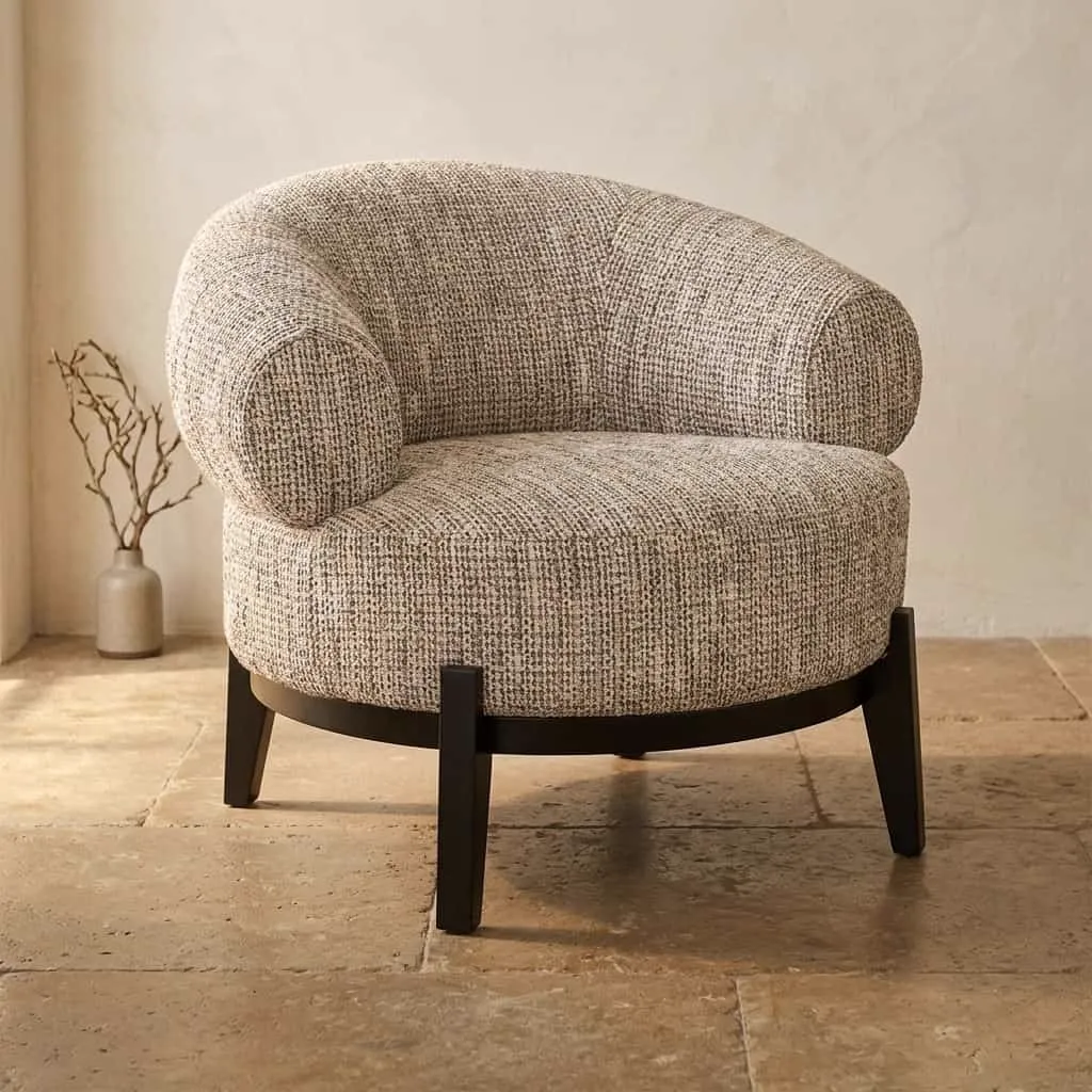 Lounge stoel Montana customized fire retardant met ronde rugleuning en zitting op donkere poten in een studio - Richmond Interiors