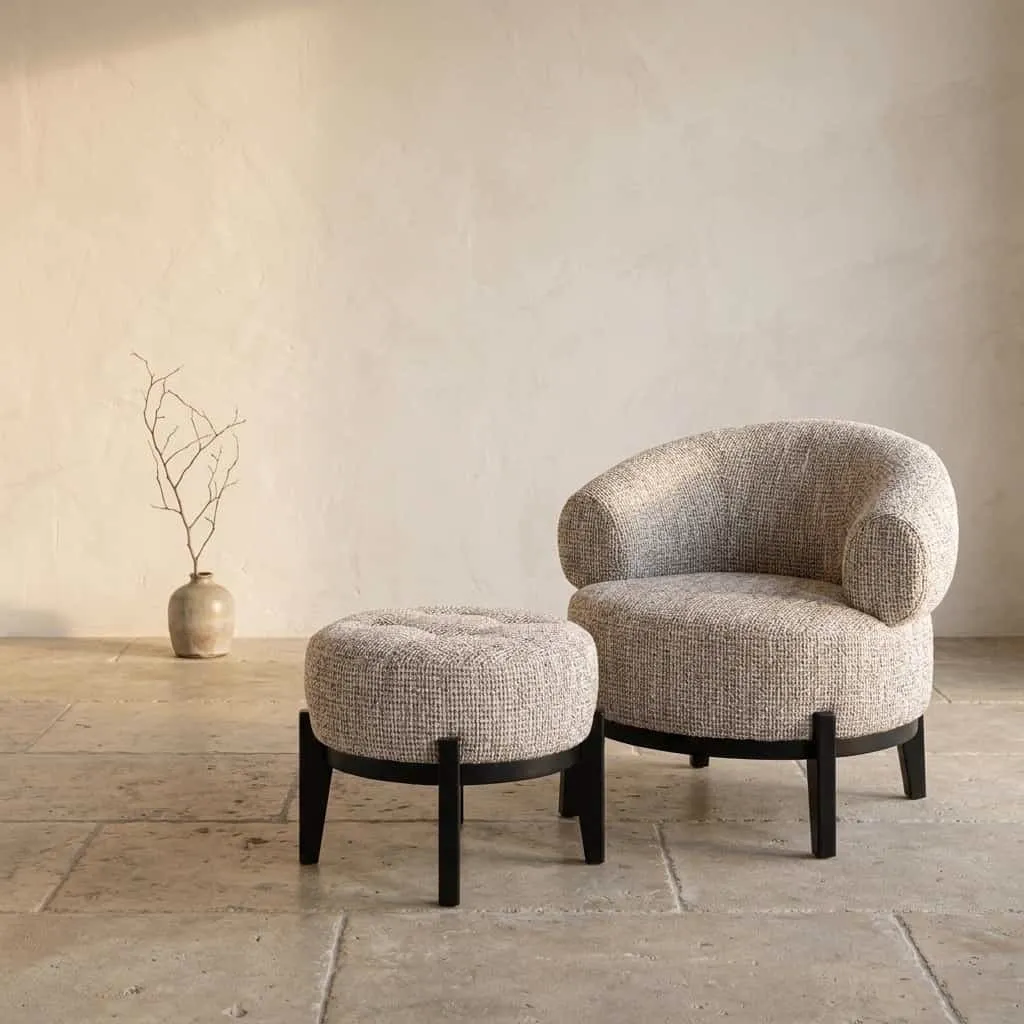 Loungesessel Montana Trendy Nature mit passendem Hocker in einem hellen Studio mit Vase und Ästen - Richmond Interiors