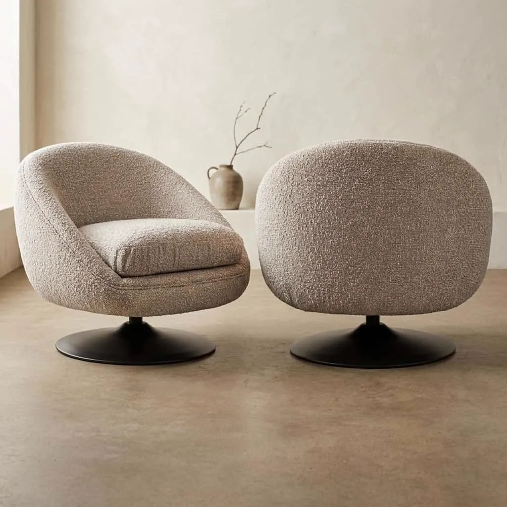 Zwei Lounge Sessel Nodo natural chunky swivel in einer hellen Studio-Umgebung, aus niedriger Perspektive - Richmond Interiors