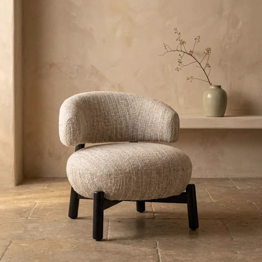 Loungesessel Ornella Beige Angora in einer stimmungsvollen Umgebung mit einer Vase auf einem Regal - Richmond Interiors