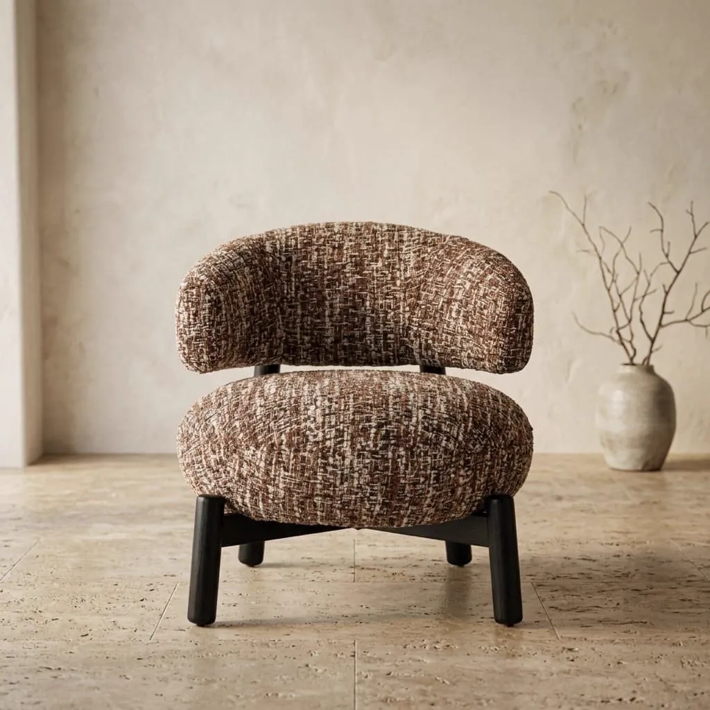 Lounge stoel Ornella hazel in een sfeervolle studio met lichte wand en vloer, en vaas met takken - Richmond Interiors