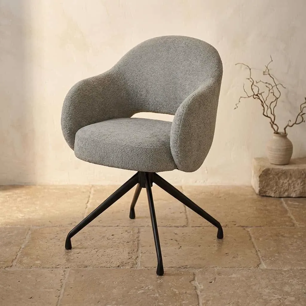 Porto Sessel - Toro 135 Olive (drehbar) in einem Studio mit heller Wand und Steinboden - Tower Living