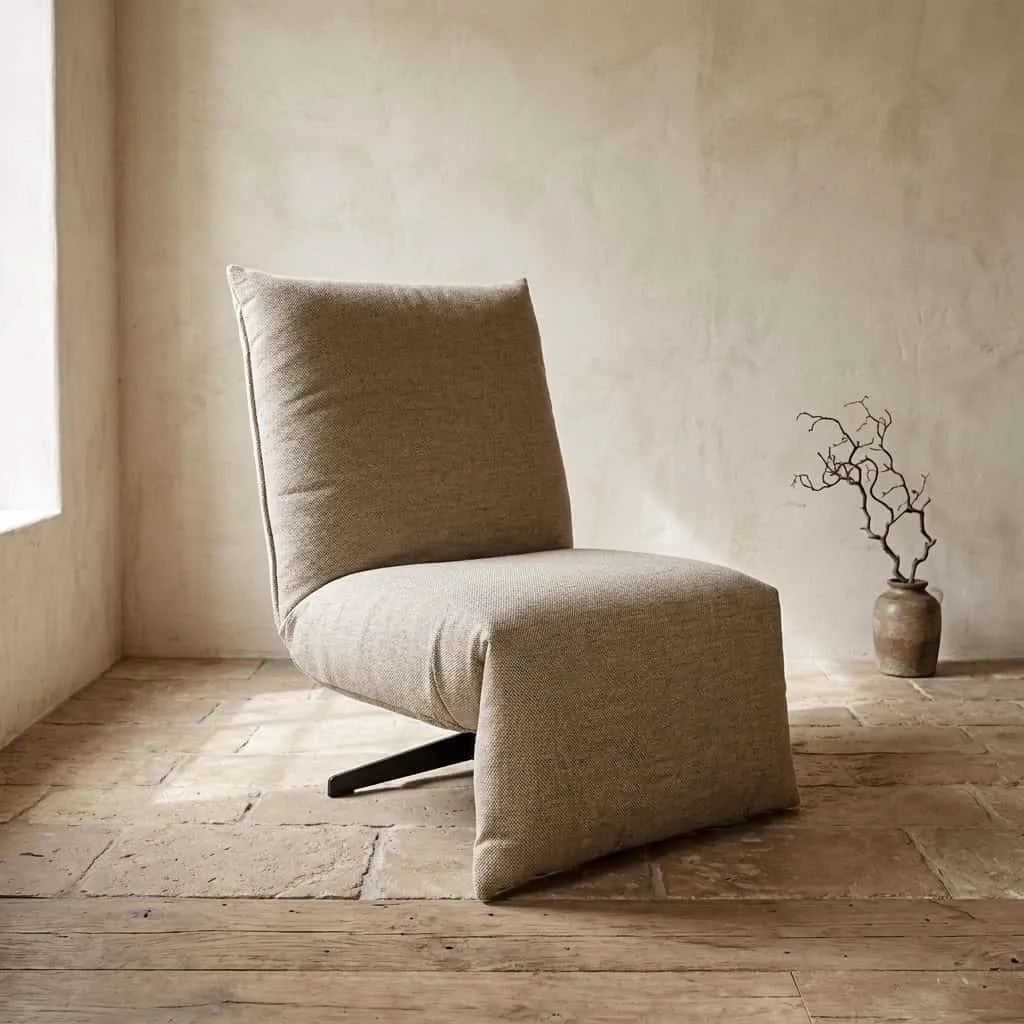 Relaxsessel Indi Outdoor Musterstoff in einem hellen Raum mit Fenster, auf einem Stein- und Holzboden - Chill-Line