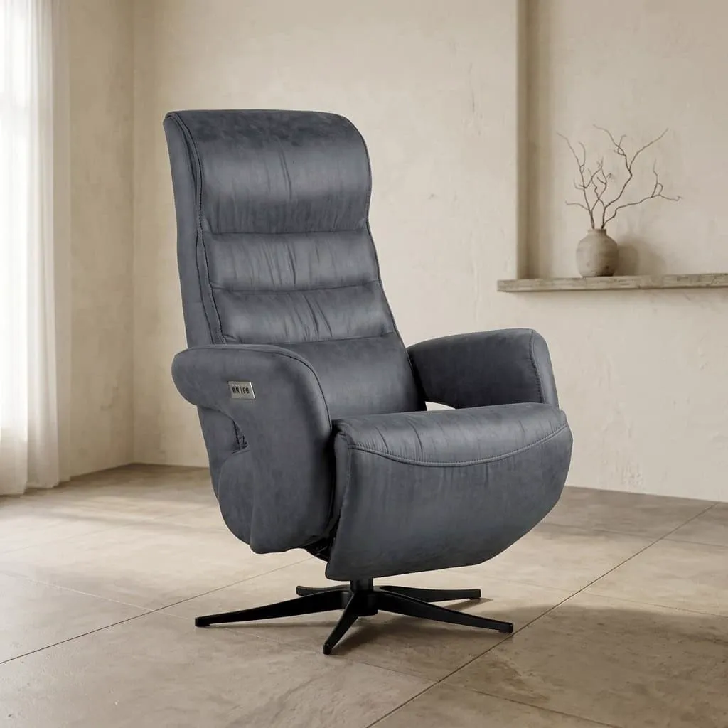 Relaxsessel Leeds in einer stimmungsvollen Wohnzimmerumgebung, von vorne fotografiert mit hellem Hintergrund - Lenselink Furniture