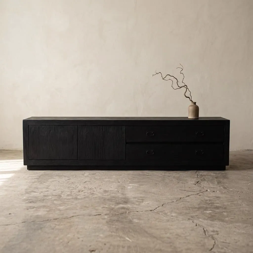 TV-Schrank Hugo 180cm in einer Studio-Umgebung, mit einer Vase und einem Ast auf der Oberseite - Mokana Furniture