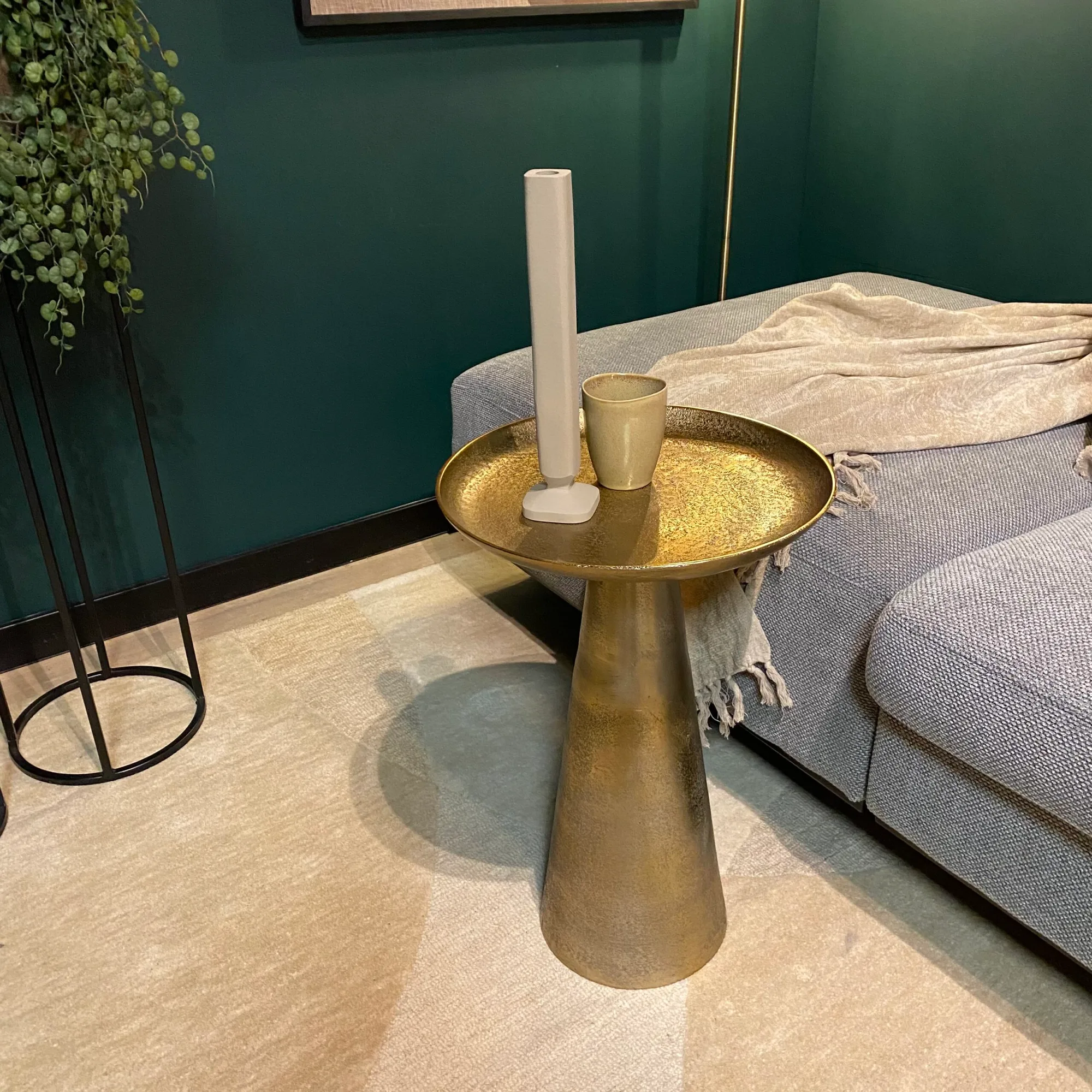 Round coffee table Daisy, golden aluminium - Starfurn