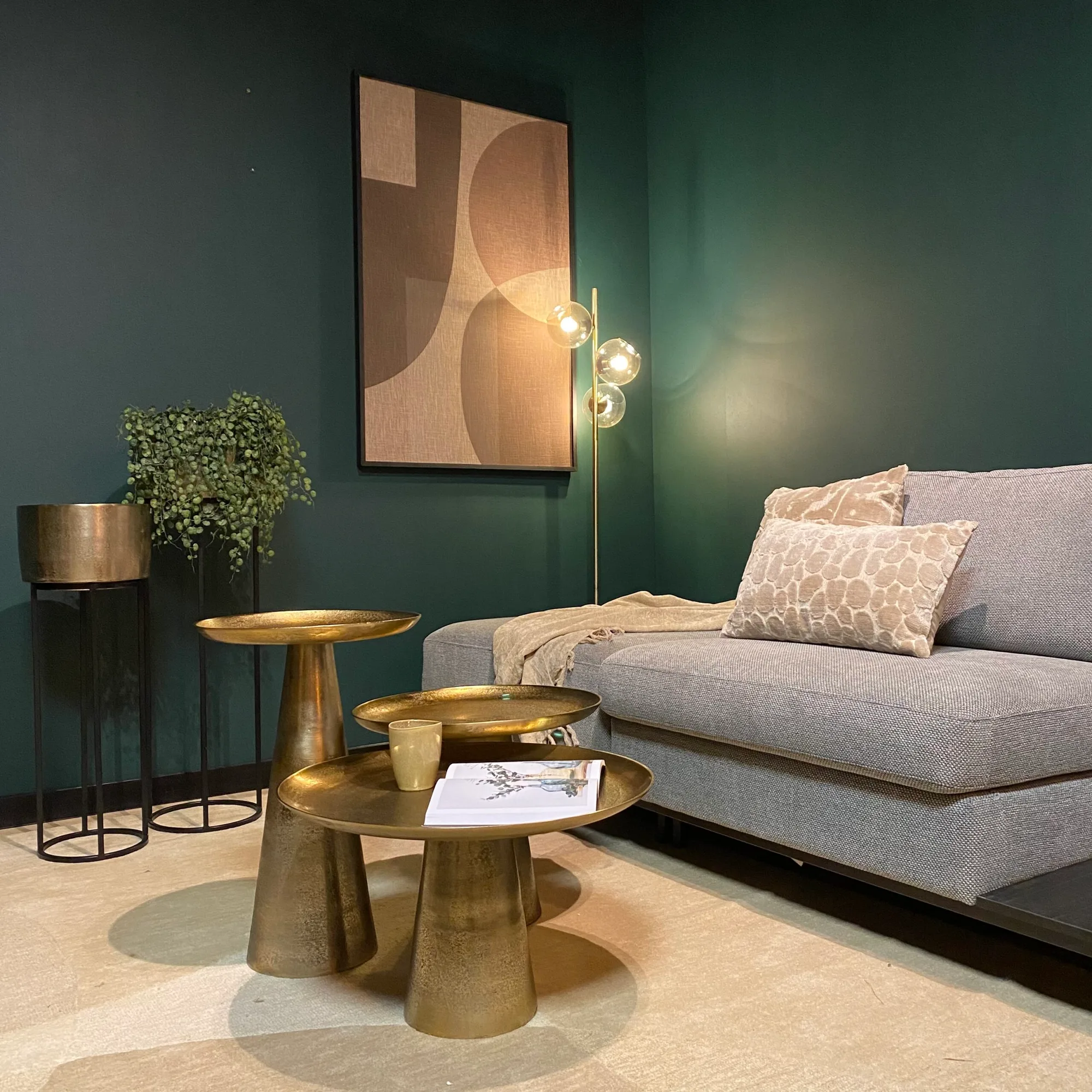 Round coffee table Daisy, golden aluminium - Starfurn