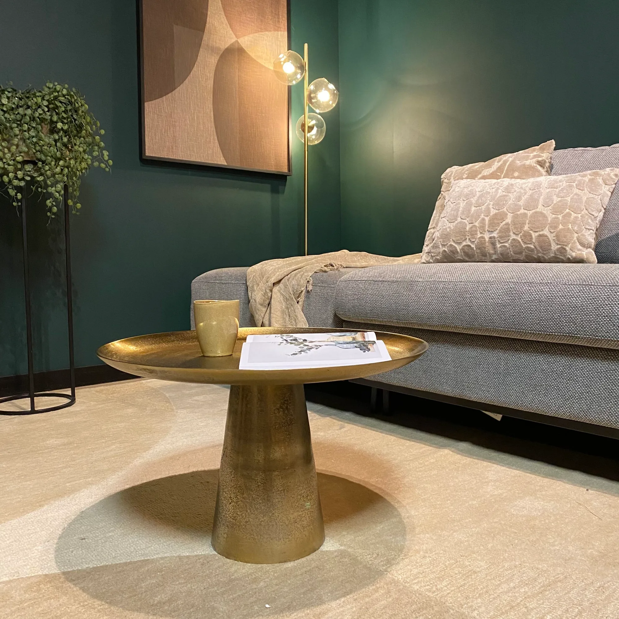 Round coffee table Daisy, gold aluminium - Starfurn