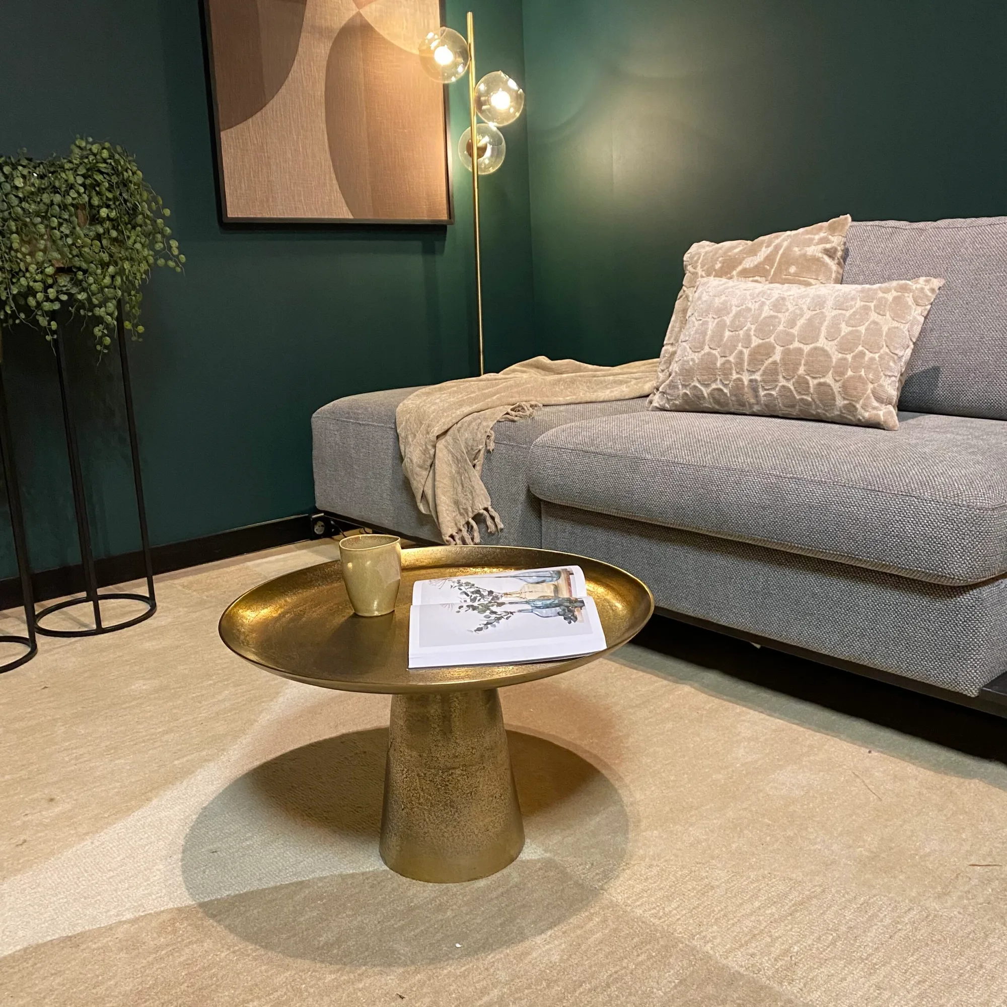 Round coffee table Daisy, gold aluminium - Starfurn