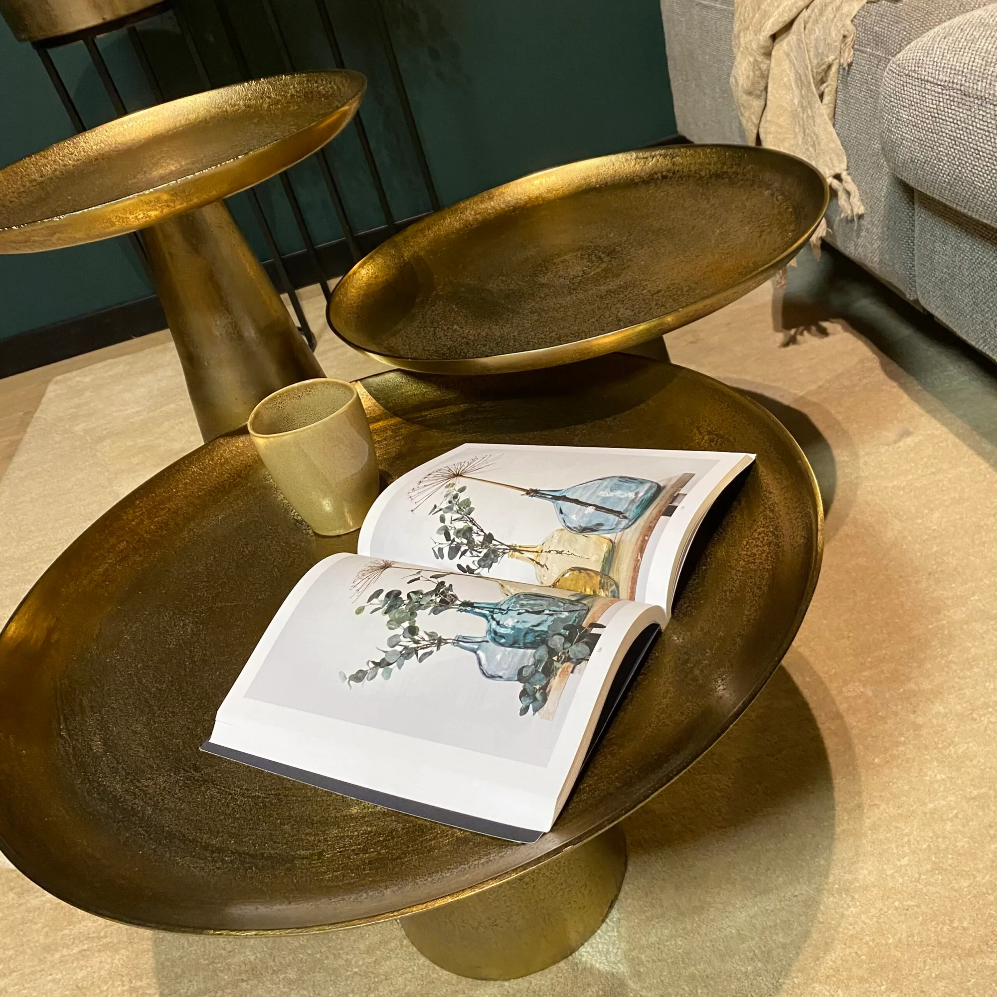 Round coffee table Daisy, gold aluminium - Starfurn