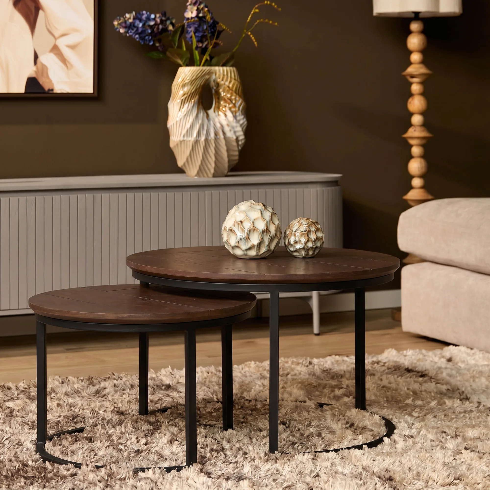 Twee ronde Salontafels Enzo met donkerbruin blad en zwart metalen onderstel op een witte achtergrond - Starfurn