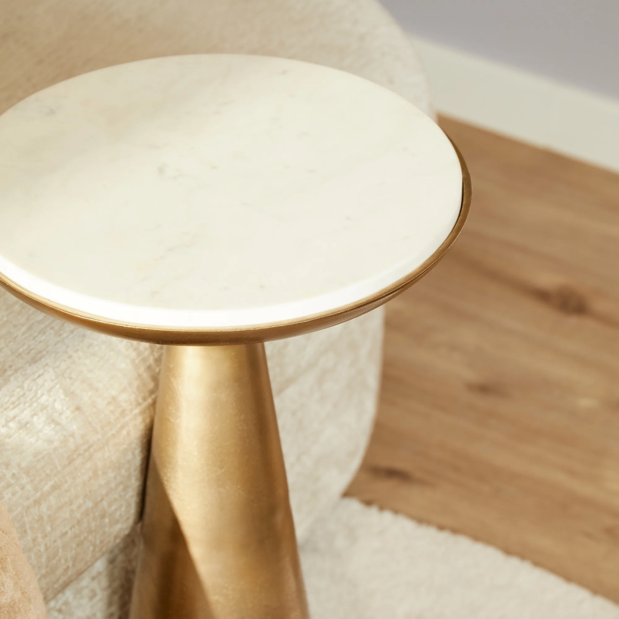 Bijzettafel Essy wit marmer met goudkleurig metalen voet - Starfurn