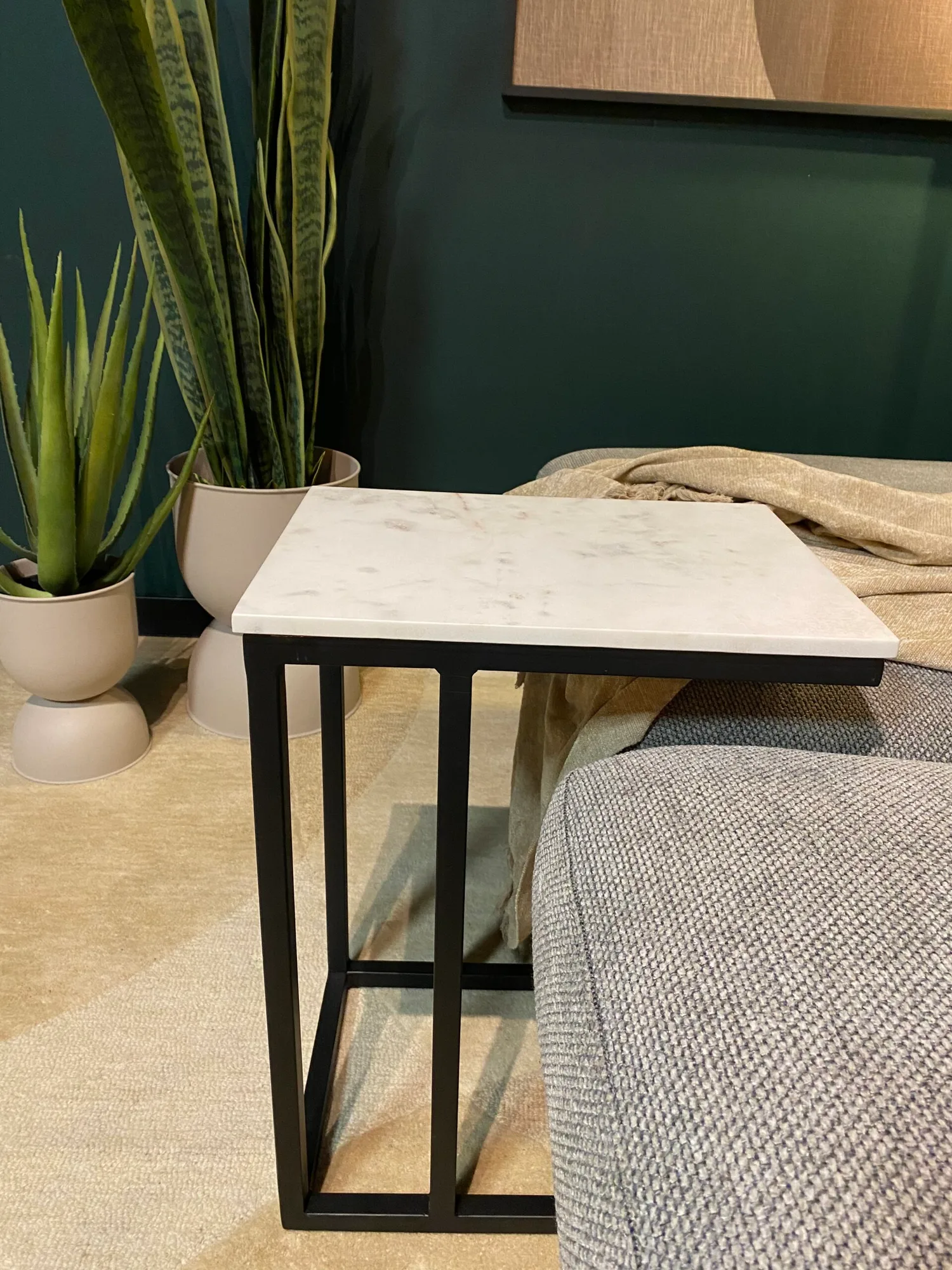 Bijzettafel met wit marmeren blad en zwart metalen frame - Starfurn