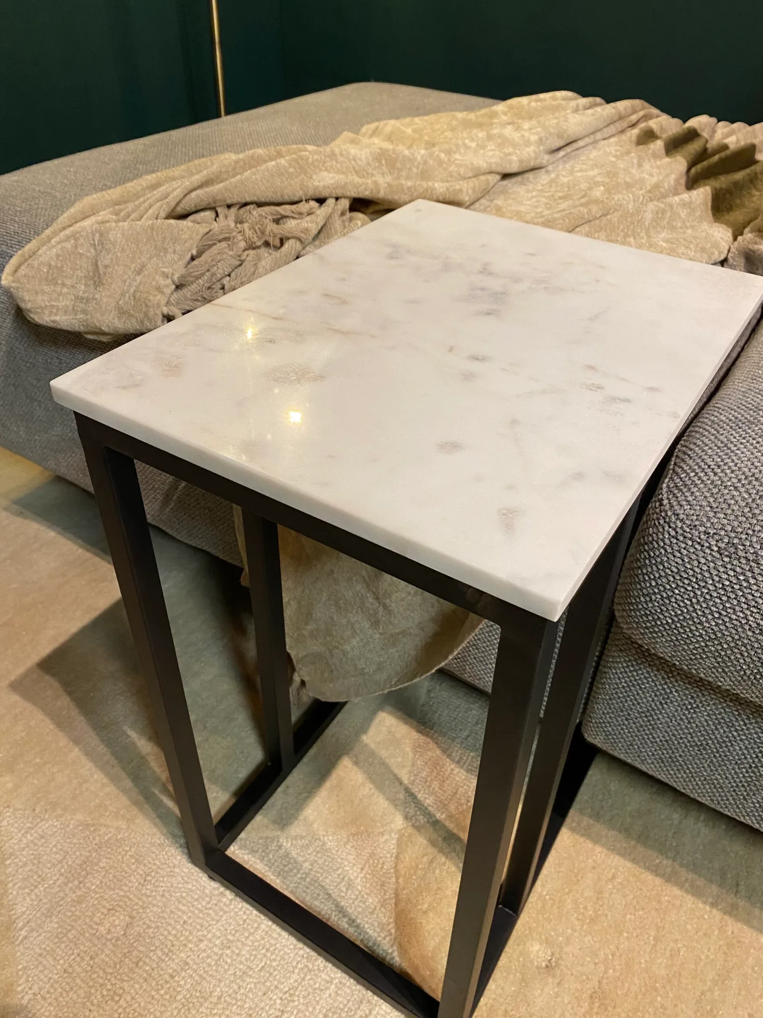 Bijzettafel met wit marmeren blad en zwart metalen frame - Starfurn