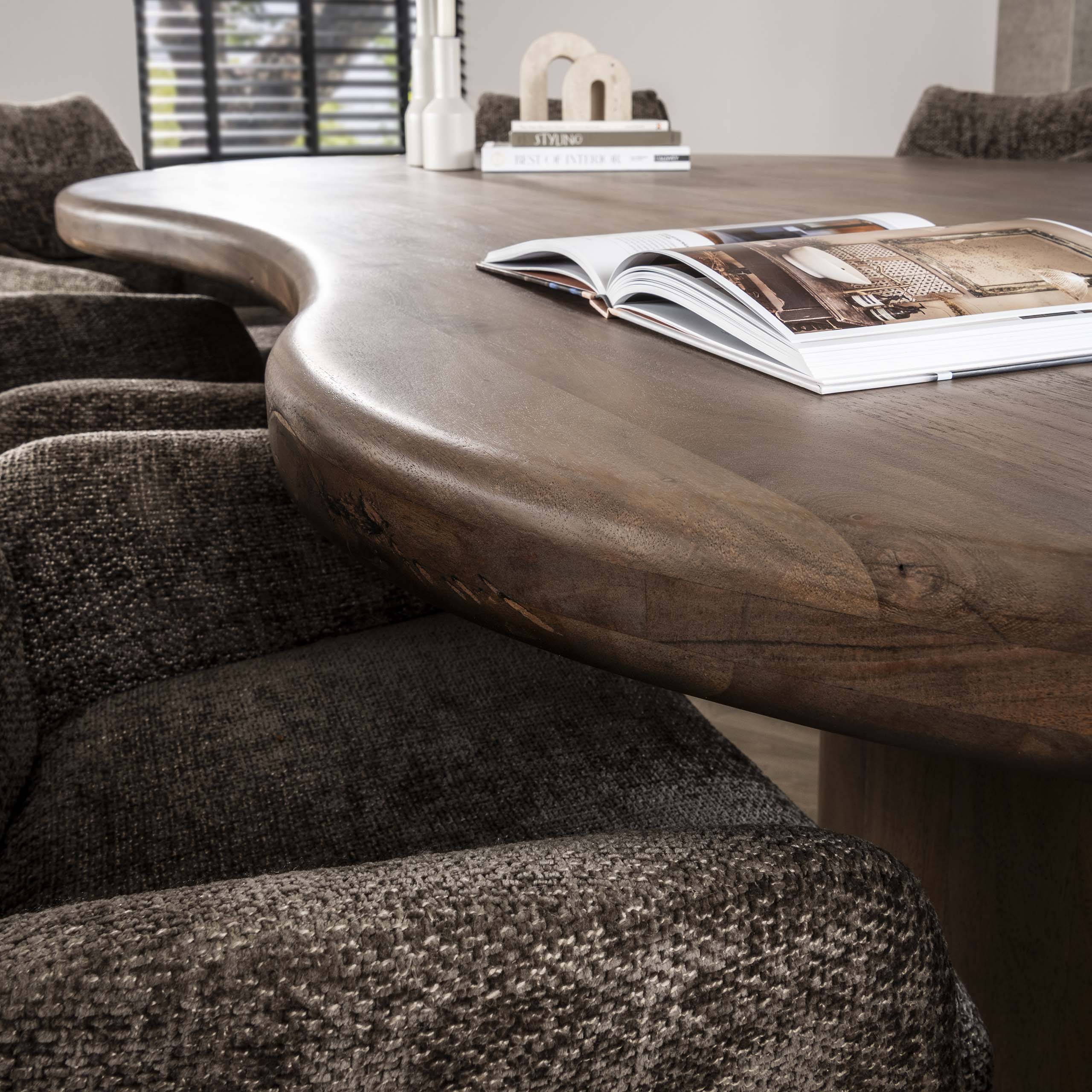 Eettafel Sculpture niervormig 244x165cm / Massief acacia bruin - Zijlstra