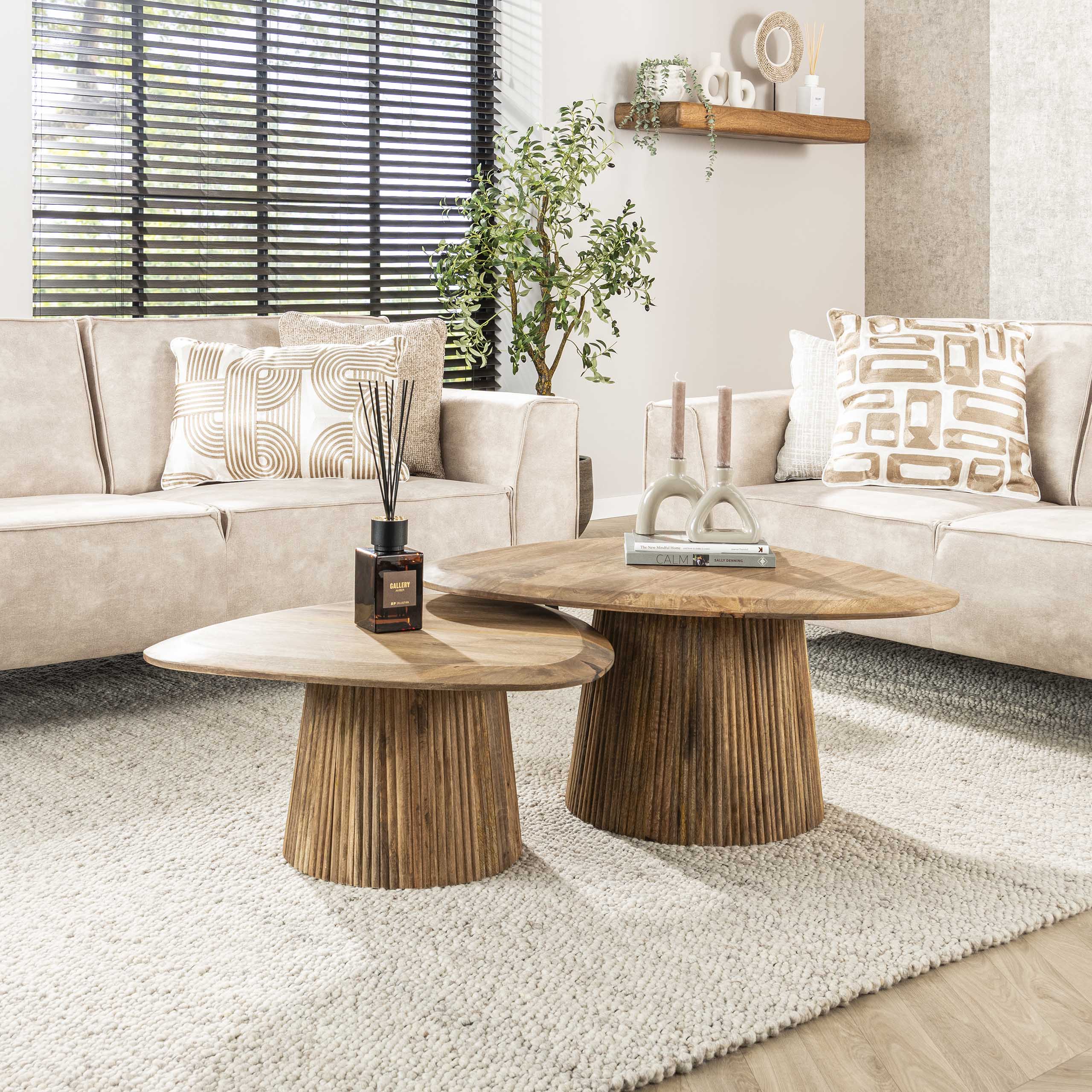 Couchtisch Wave dreieckig 2er-Set / Massives Mangoholz sand - Zijlstra