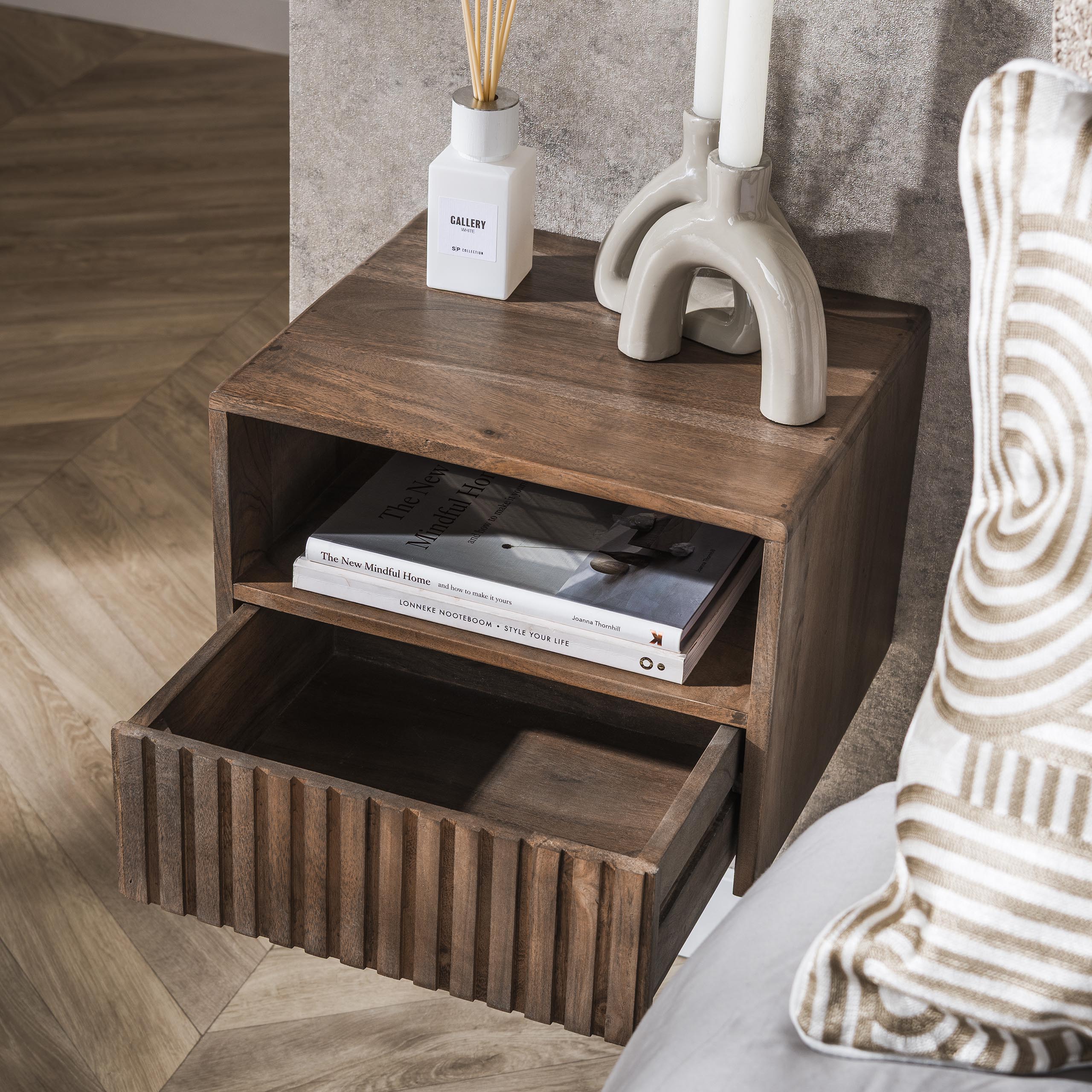 Nachtkastje Carve zwevend open vak 1 lade / Massief acacia bruin - Zijlstra