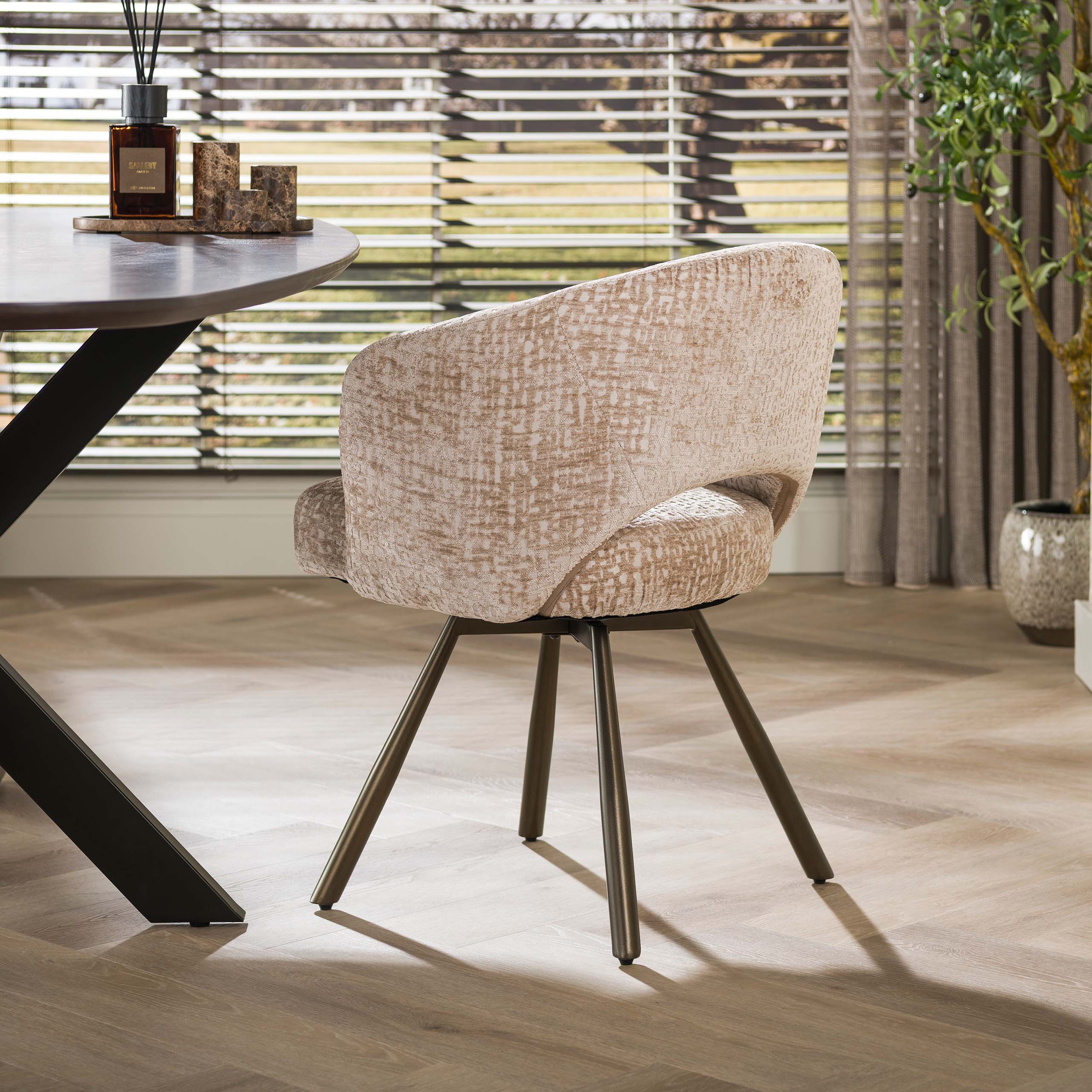 Drehbarer Armlehnstuhl Salon Cross in Monti Sand-Braun (2er-Set) - Emmo Design