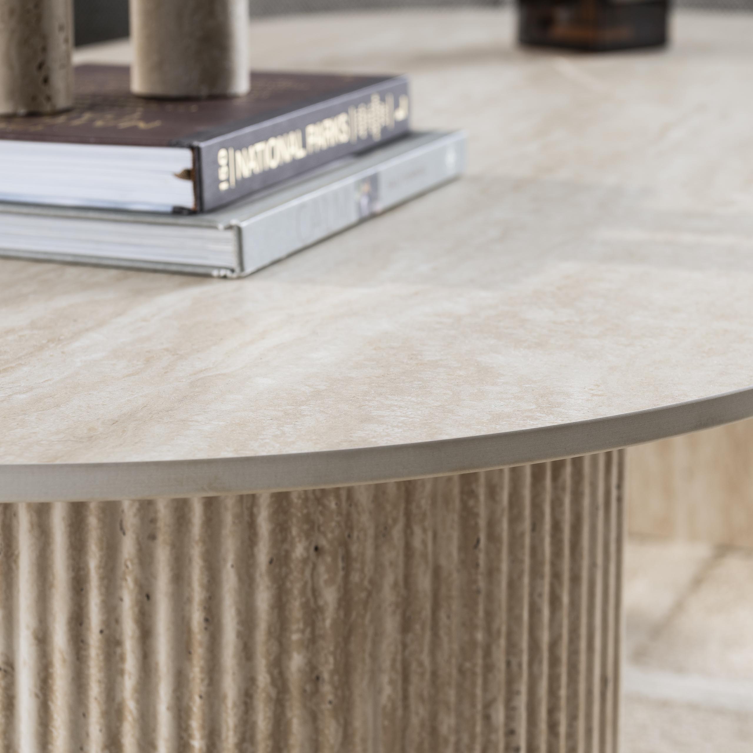 Couchtisch Romano Arch 135cm in 3D-Keramik Travertin - Emmo Design