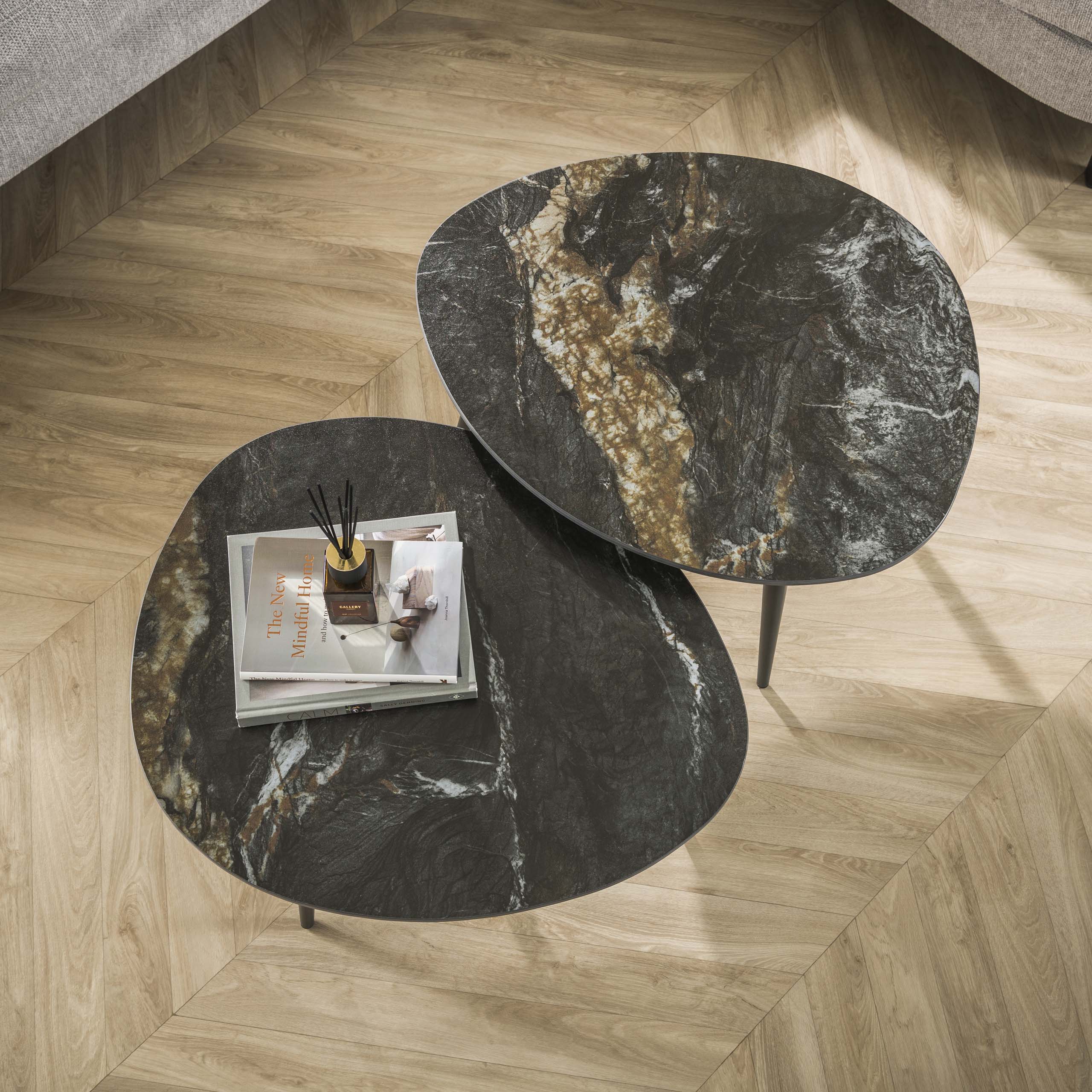 Organisches Couchtisch-Set Fossil (2-teilig) in Keramik Fossil Black (Keramiek fossil black) - Emmo Design