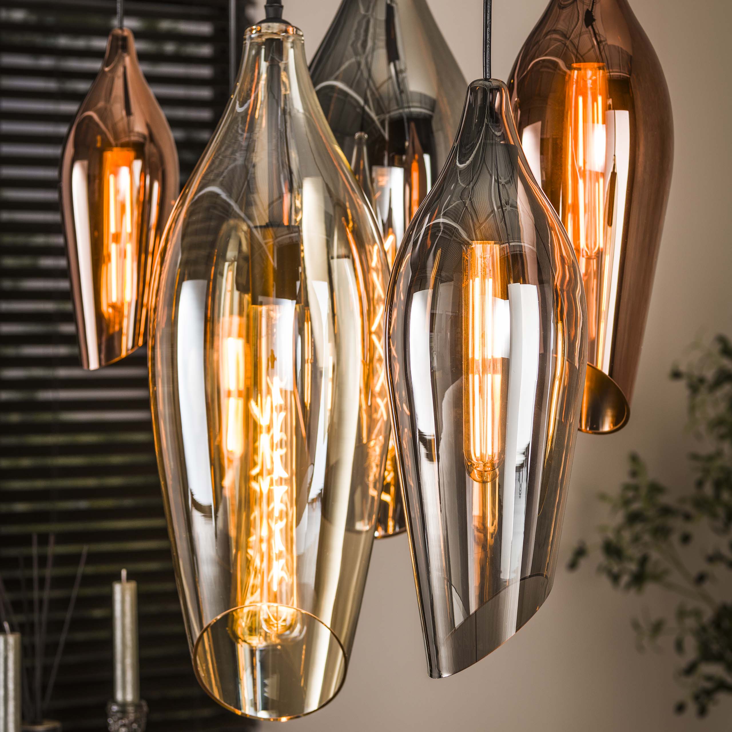 Pendelleuchte Cocoon 4+3-flammig in Schwarz - Emmo Design
