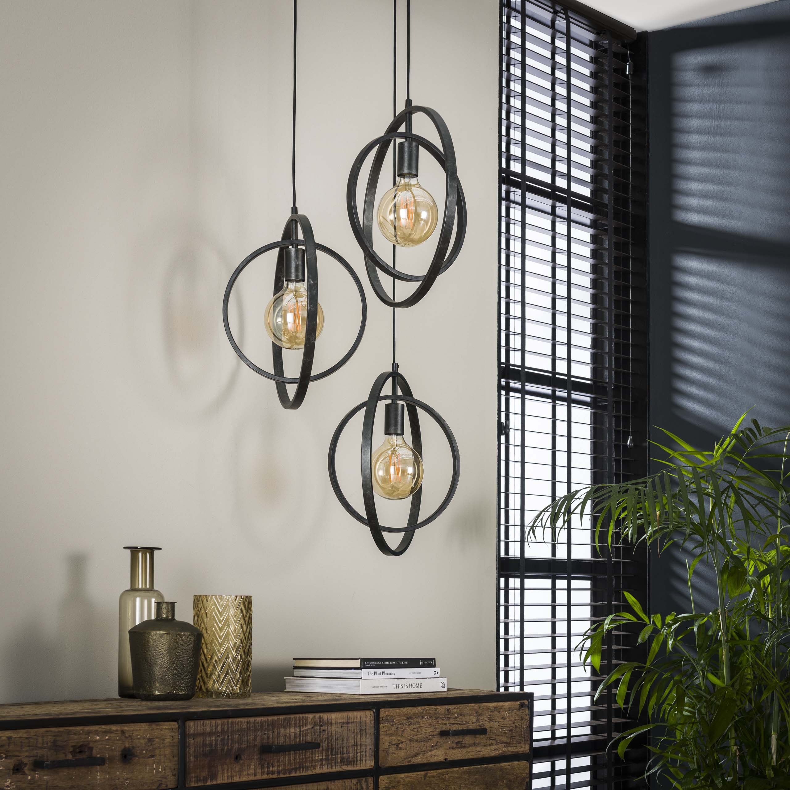 Pendelleuchte Turn Around getrapt 3-flammig in Charcoal - Emmo Design