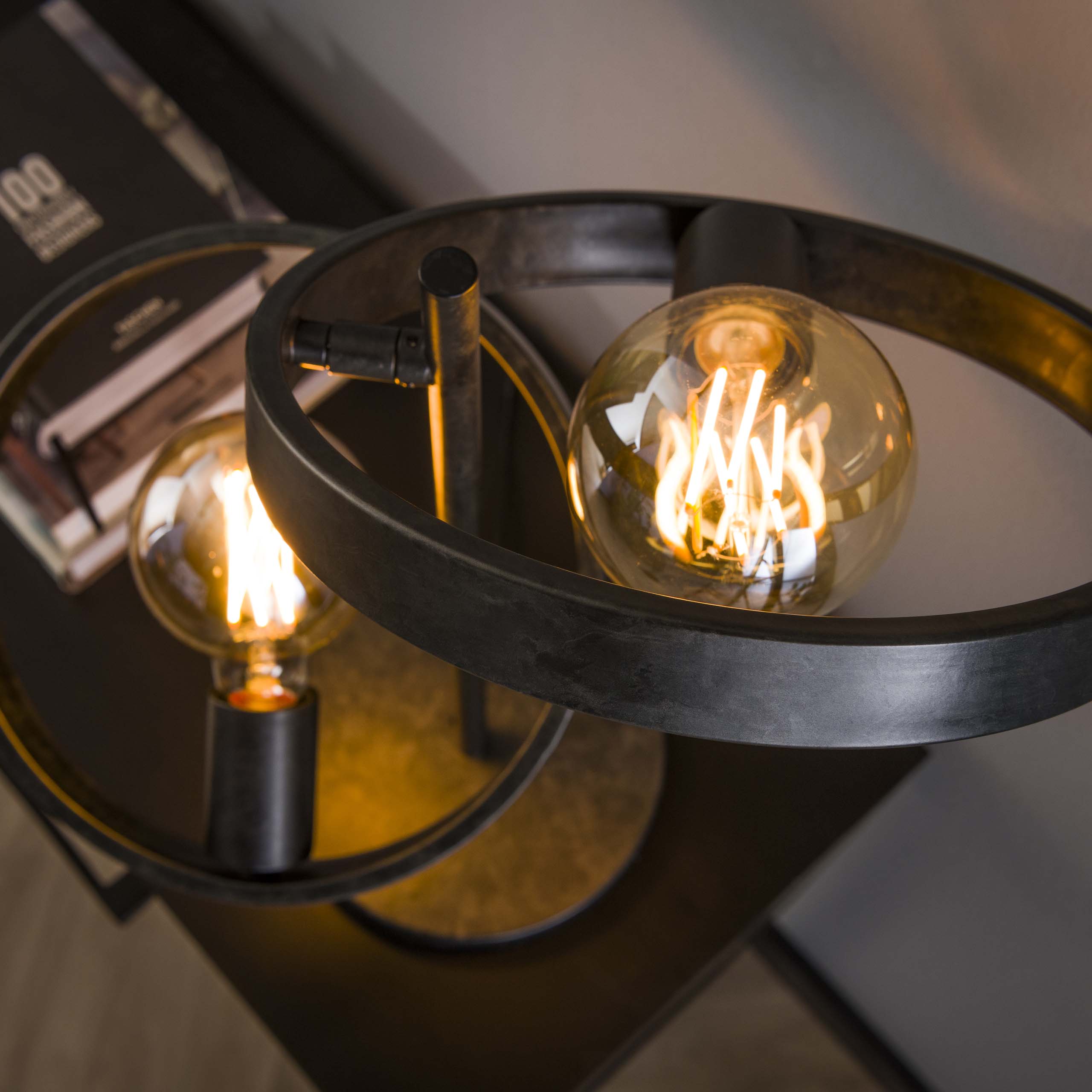 Tischleuchte Hover 2-flammig in Charcoal - Emmo Design